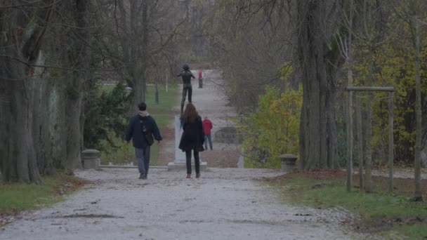 ティヴォリ公園を歩く — ストック動画