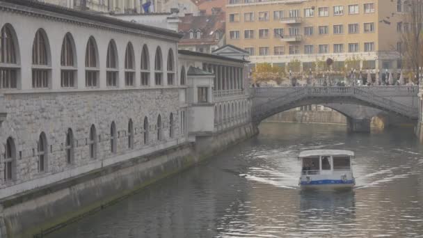 Barca Plutind Râul Ljubljanica — Videoclip de stoc