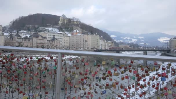 Kärlekslås Salzburgbron — Stockvideo