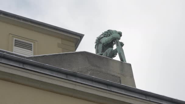Löwenstatue Auf Der Spitze Eines Gebäudes — Stockvideo