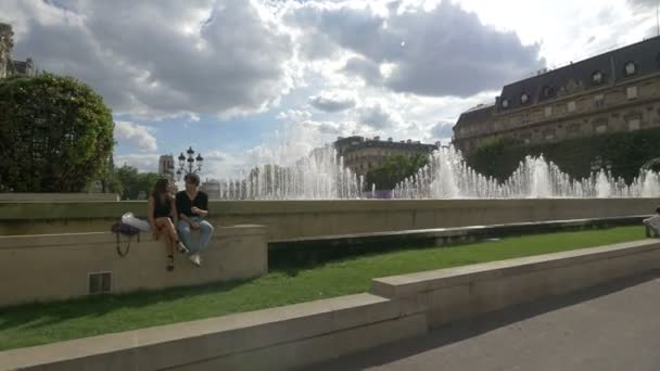 在大会堂广场的喷泉旁松驰 — 图库视频影像