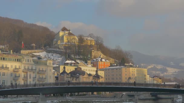 Salzburgbron Över Salzachfloden — Stockvideo