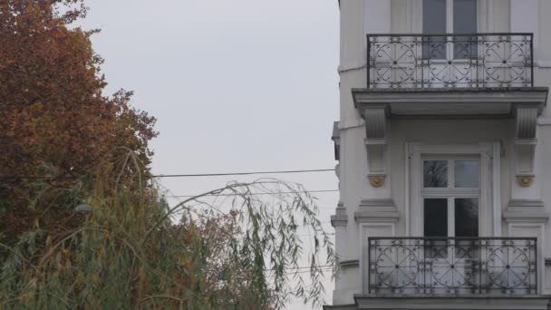 Esquina Edificio Blanco Con Balcones — Vídeos de Stock