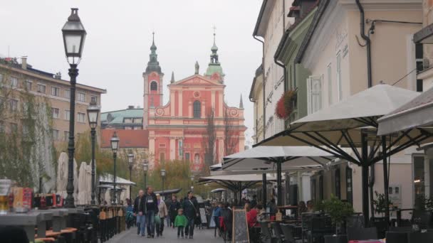 Personnes Marchant Sur Rue Cangarjevo — Video