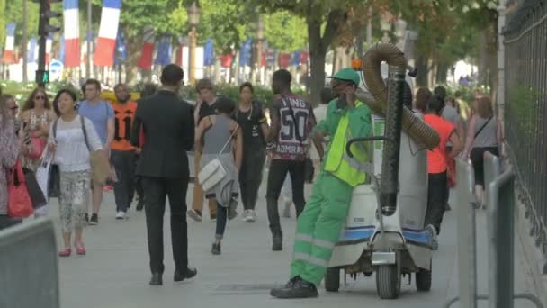 Urban Footage Sanitation Worker Green Uniform — Stockvideo