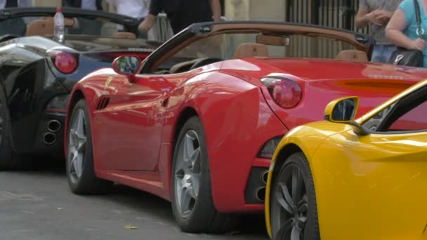 Μια Κόκκινη Και Μια Μαύρη Ferrari Ένα Δρόμο — Αρχείο Βίντεο