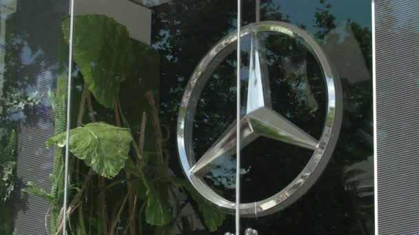 Mercedes Logo Een Raam — Stockvideo