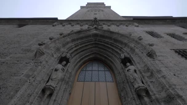 Bajo Ángulo Puerta Iglesia Franciscana — Vídeos de Stock