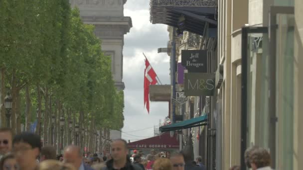 Seitenansicht Der Geschäfte Von Marks Spencer Und Jeff Brügge — Stockvideo