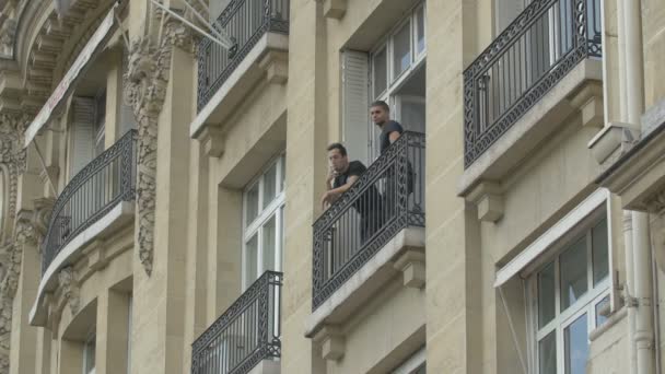Dwóch Mężczyzn Stojących Balkonie Palących — Wideo stockowe