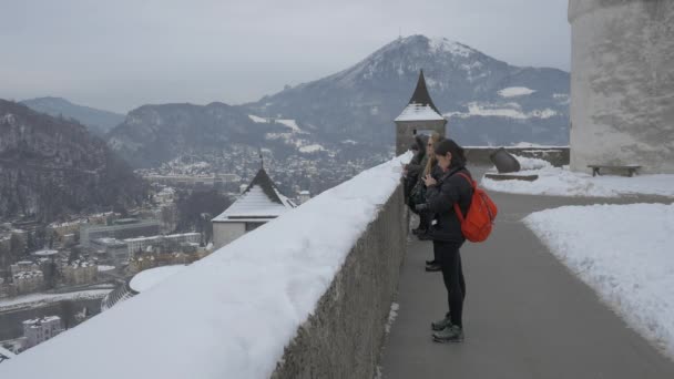 Salzburg Kalesi Nde Bir Ara Sokakta Turistler — Stok video