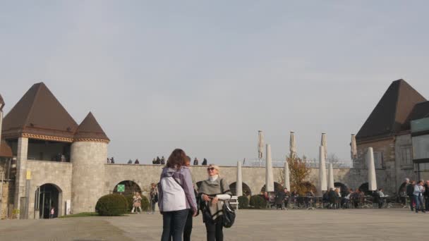 リュブリャナ城中庭の観光客 — ストック動画