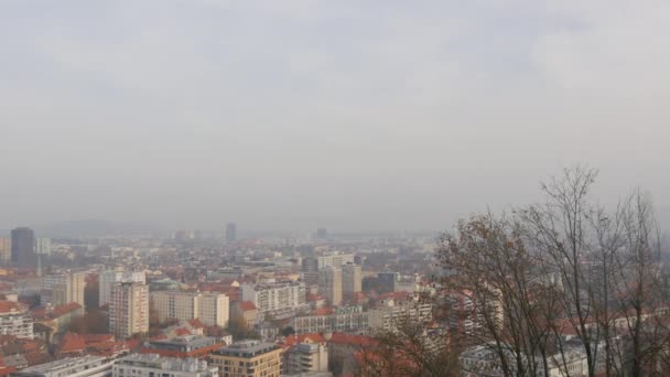 Pan Links Van Ljubljana Een Mistige Dag — Stockvideo