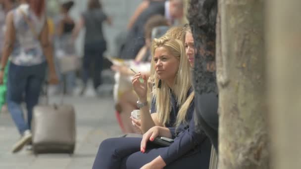 Δύο Γυναίκες Καπνίζουν Και Κάθονται Ένα Παγκάκι — Αρχείο Βίντεο