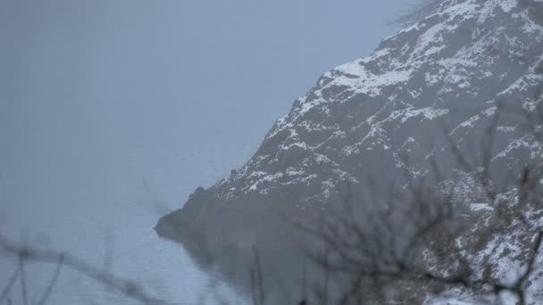 Lago Acantilado Nevado — Vídeos de Stock