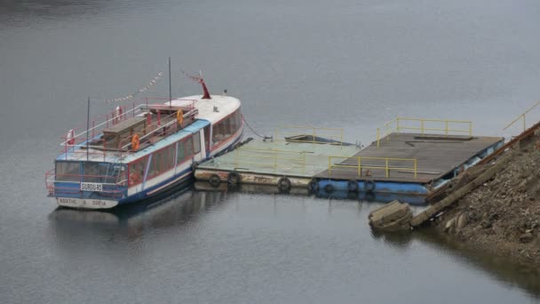 Aangemeerde Toeristische Boot Haven — Stockvideo