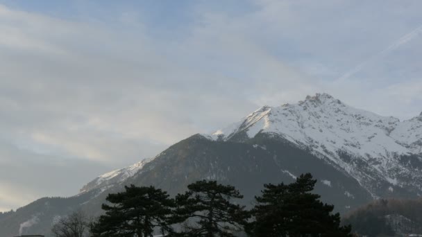 Berg Bedekt Met Sneeuw — Stockvideo