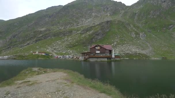 Chalet Sulle Rive Del Lago Balea — Video Stock