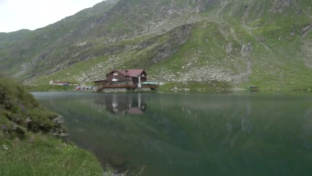 Chalet Στις Όχθες Της Λίμνης Μπαλέα — Αρχείο Βίντεο