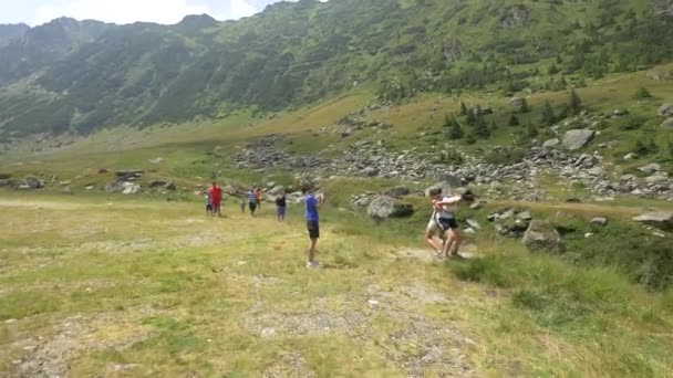 Gente Valle Las Montañas Fagaras — Vídeos de Stock