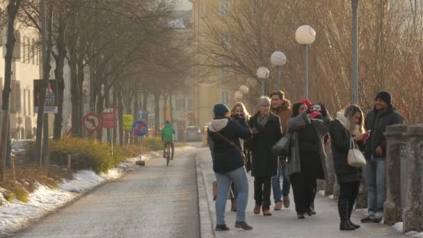 Gente Caminando Por Callejón Innsbruck — Vídeo de stock