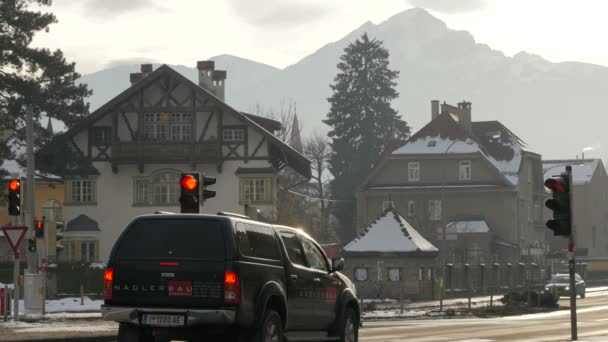 Samochody Opuszczające Skrzyżowanie Innsbrucku — Wideo stockowe