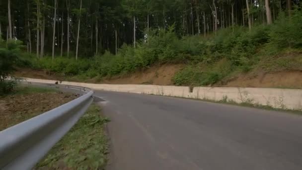 Longboarders Exceso Velocidad Una Carretera Con Curvas — Vídeos de Stock