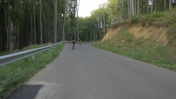 两个越野车在路上颠簸 — 图库视频影像