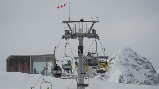 Chaises Roulantes Dans Une Station Ski — Video