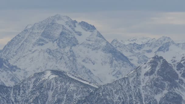 被雪覆盖的山脉 — 图库视频影像