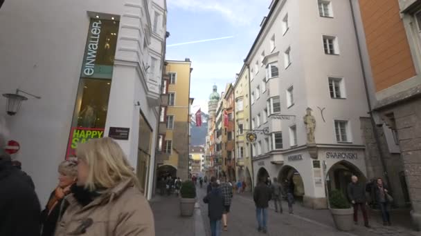 Innsbruck Sokakta Yürüyen Insanlar — Stok video