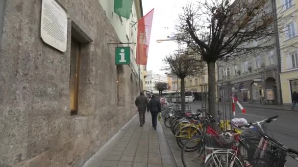 Άνθρωποι Περπατούν Στο Burggraben Στο Ίνσμπρουκ — Αρχείο Βίντεο