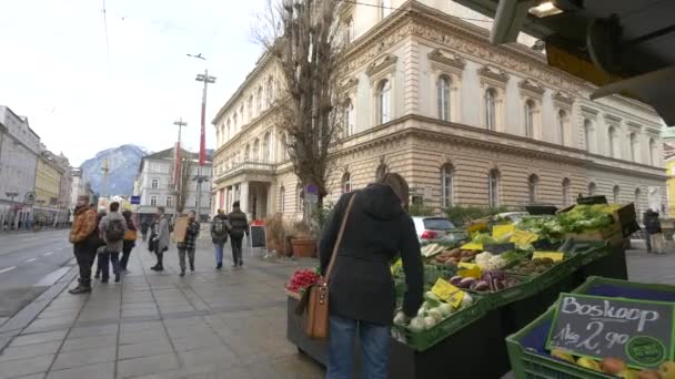 Donna Che Guarda Una Bancarella Verdure — Video Stock