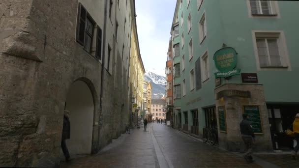 Innsbruck Hofgasse Caddesinde Yürüyen Insanlar — Stok video