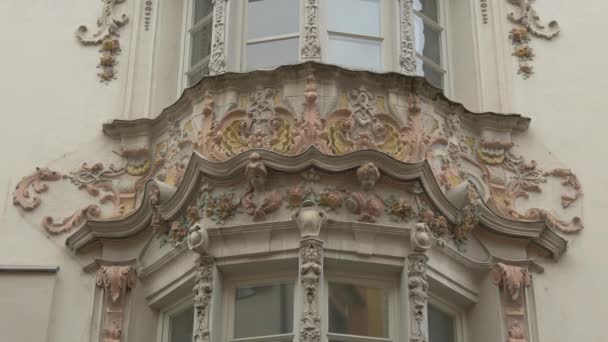 オーストリアのインスブルックにあるHelbling Hausのバルコニー — ストック動画