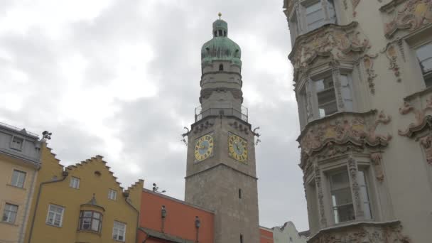 Låg Vinkel Syn Stadtturm Innsbruck — Stockvideo