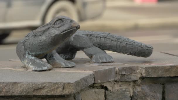 Nahaufnahme Einer Reptilien Skulptur — Stockvideo