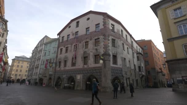 Ludzie Spacerujący Kiebachgasse Innsbrucku — Wideo stockowe