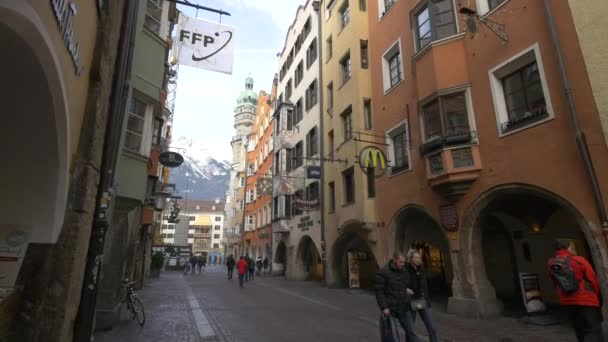 Herzog Friedrich Caddesi Nde Yürüyen Insanlar — Stok video