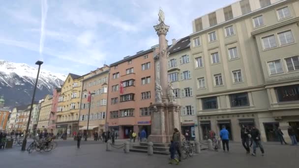 Lidé Procházející Kolem Annasule Innsbrucku Rakousko — Stock video