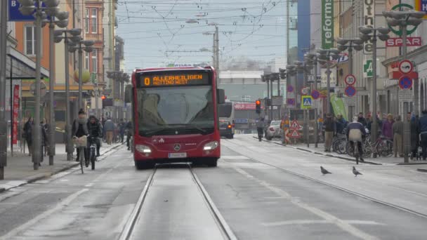 Autobus Dojeżdża Stację — Wideo stockowe