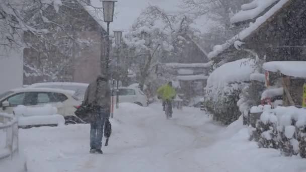 Männer Bei Schneefall Auf Der Straße — Stockvideo