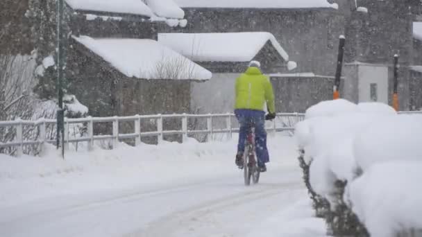 Mann Radelt Einem Wintertag Auf Der Straße — Stockvideo