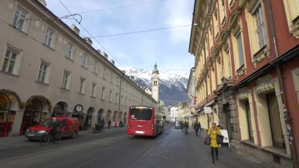 Ludzie Chodzący Ulicą Innsbruck — Wideo stockowe