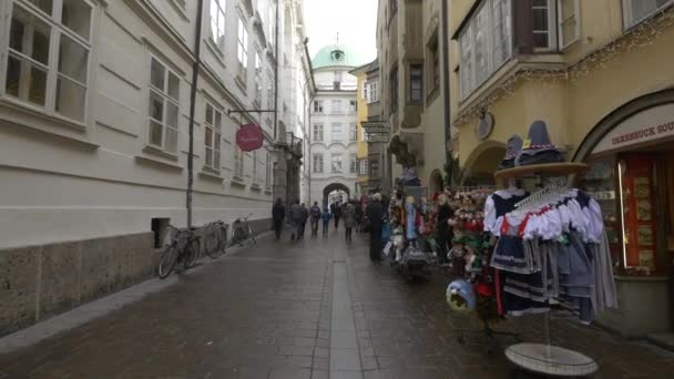 Gente Caminando Pfarrgasse Innsbruck — Vídeos de Stock