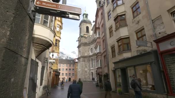 Pfarrgasse Innsbruck Yürüyen Insanlar — Stok video