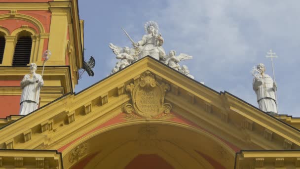 Innsbruck Stift Wilten Üstündeki Heykeller — Stok video