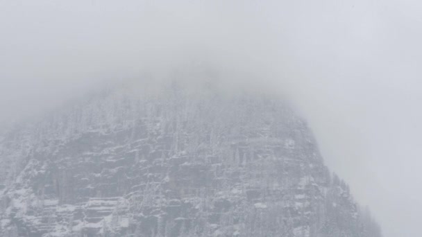 Berg Bedekt Met Mist Een Winterdag — Stockvideo