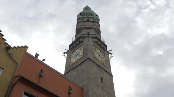 Laag Uitzicht Stadstoren Innsbruck — Stockvideo