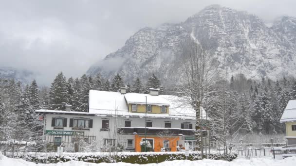 Häuser Fuße Der Schneebedeckten Berge — Stockvideo